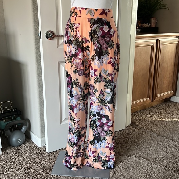 🆕 listing! Versatile Nina Parker floral set (pants only) - Picture 2 of 9